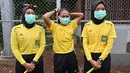 Wasit dan asisten wasit wanita melakukan persiapan untuk memompin pertandingan timnas perempuan Indonesia dalam memperingati Hari Perempuan Sedunia di Jakarta. (Foto: AFP/Adek Berry)