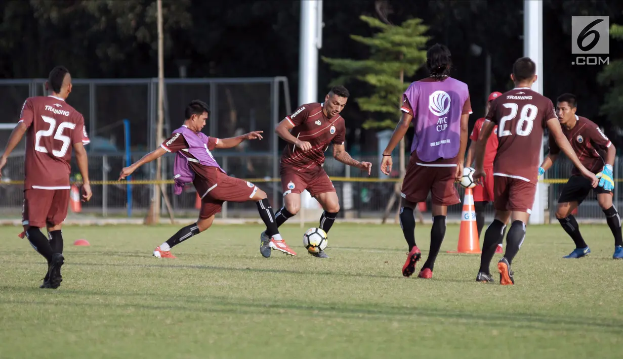 Pemain Persija, Sandi Sute (kedua kiri) berebut bola dengan Jaimerson Da Silva saat latihan resmi penyisihan Grup H Piala AFC 2018 melawan Johor Darul Takzim di Lapangan B Kompleks GBK, Jakarta, Senin (9/4). (Liputan6.com/Helmi Fithriansyah)