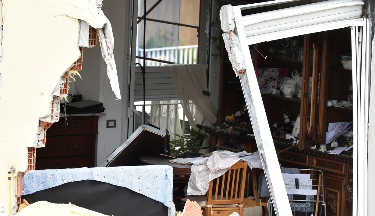 Kerusakan salah satu bagian rumah susun yang roboh akibat ledakan di Milan, Italia, Minggu (12/6) waktu setempat. Ledakan terjadi ketika sebagian besar penghuni sedang berada di kamarnya masing-masing. (REUTERS/Flavio Lo Scalzo)