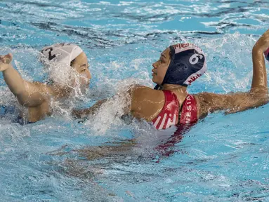 Pemain polo air putri Indonesia, Nyoman Ayu, mengamankan bola dari pemain polo air Jepang pada laga Asian Games di Aquatic Center, GBK, Jakarta, Kamis (16/8/2018). Jepang menang 15–4 atas Indonesia. (Bola.com/Vitalis Yogi Trisna)