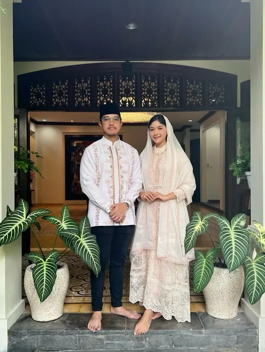 Erina memakai hijab dress yang manis dari Lace by Artkea.  Baik Erina dan Kahiyang, sama-sama menggandeng fashion stylish yang sama Doley Tobing. [Foto: @erinagudono]