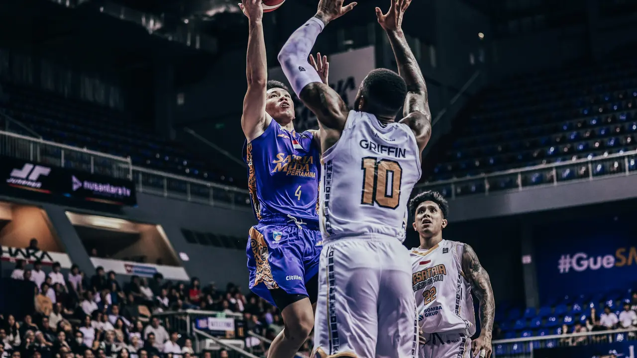 Abraham Damar Grahita beraksi saat Satria Muda melawan Kesatria Bengawan Solo di IBL 2025