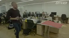 Simak video 4 orang pria yang diwajibkan memakai high heels seharian, apakah mereka bertahan? Sumber: Stylist Magazine.com