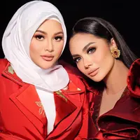Aurel Hermansyah mengunggah foto terbarunya bersama Mimi Krisdayanti. "23 Vs 46 banyak yang bilang twins emang iya guys beneran?" (Instagram @dhirmanputra)
