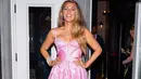 Blake Lively sedang mempromosikan film terbaru yang dibintanginya, It Ends With Us yang diadaptasi dari buku. Di beberapa momen press tour, penampilan Blake Lively sukses menarik perhatian. Di sini, ia tampil manis mengenakan mini dress pink, high heels, anting, dan micro bagnya yang serasi. [Foto: Instagram/middleeastjewelry]