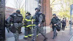Tim Khusus Antiteroris SWAT tiba di Universitas Harvard menyusul ancaman bom di gedung yang berlokasi di Cambridge, AS, Senin (16/11). Petugas mensterilkan empat gedung di universitas terkemuka di negara adidaya tersebut. (Scott Eisen/Getty Images/AFP)