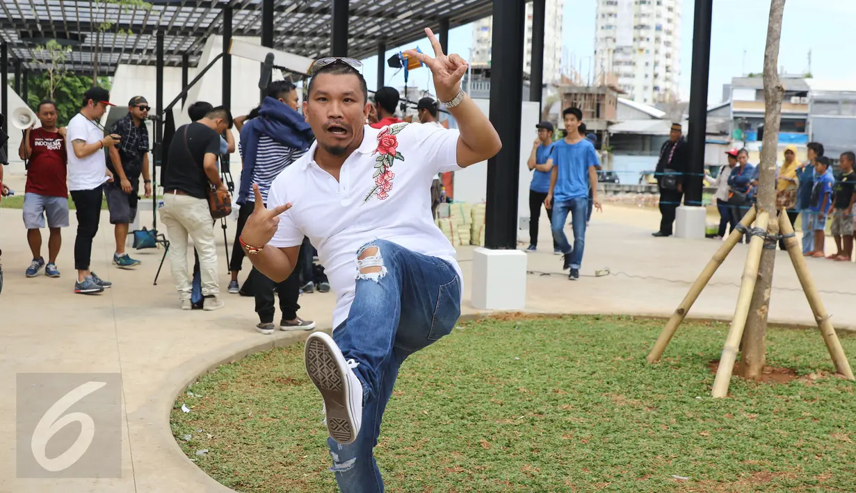 Mongol Stres bergaya saat berada di lokasi syuting video klip untuk Ahok di RPTRA Kalijodo, Jakarta, Kamis (5/1). Video klip ini dibuat sebagai bentuk dukungan untuk Ahok dan Djarot. (Liputan6.com/Herman Zakharia)