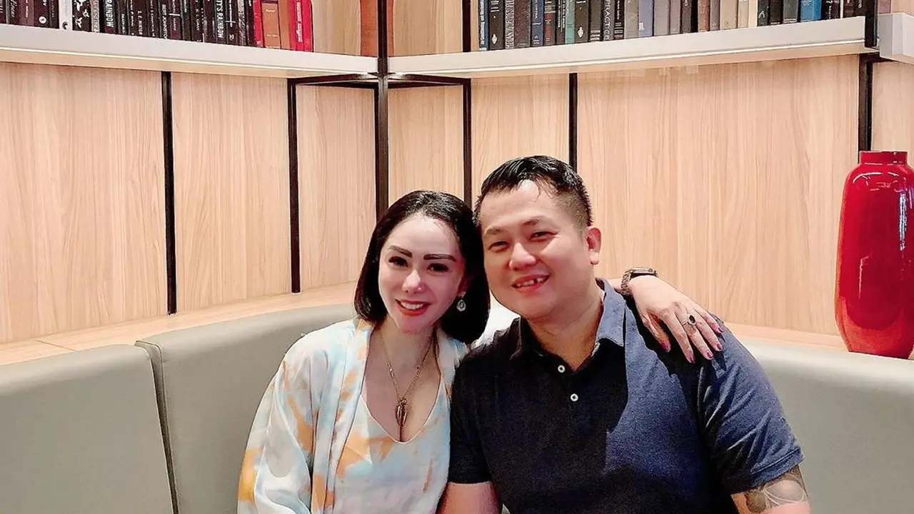 Rencana Pindah Kewarganegaraan, Ini 7 Potret Mesra Femmy Permatasari dan Suami