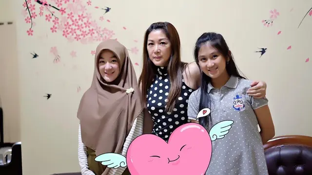 Berbeda Keyakinan, Ini 6 Potret Kebersamaan Larissa Chou dan Ibunda