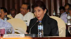 Menteri Kelautan dan Perikanan (KKP) Susi Pudjiastuti mengikuti rapat kerja dengan Komisi IV DPR di Komplek Parlemen, Jakarta, Rabu (1/4). Raker tersebut membahas pelaksanaan kegiatan KKP tahun anggaran 2015. (Liputan6.com/Helmi Afandi)