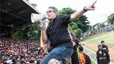 Ferry Indrasjarief atau yang akrab disapa Bung Ferry turun tangan menertibkan The Jakmania jelang laga uji coba melawan Barito Putera di Stadion Bea Cukai, Jakarta, Selasa (5/4/2016). (Bola.com/Vitalis Yogi Trisna)