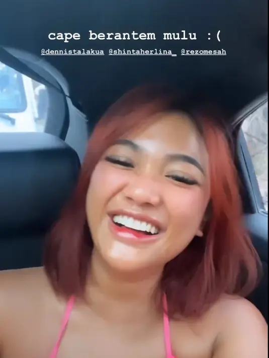 Raut wajahnya sangat antusias menikmati quality time tersebut. Lala bernyanyi dan ngobrol selama di perjalanan. [Instagram @lalamarionmj]