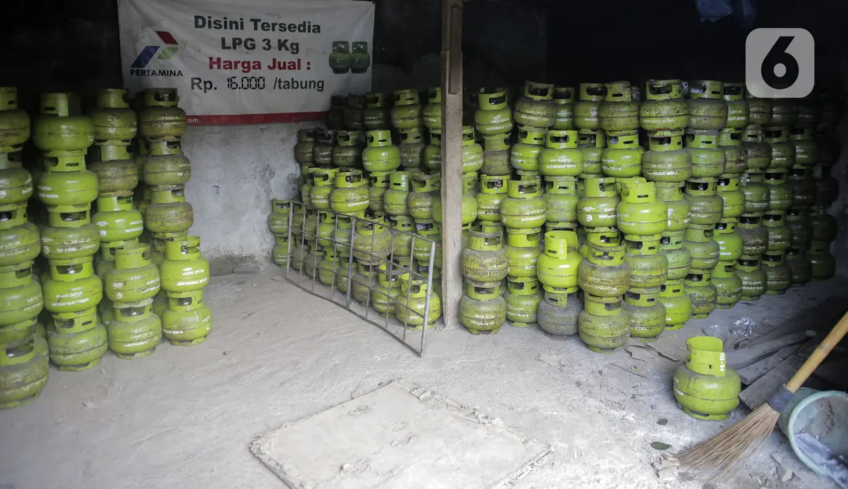 Tumpukan elpiji 3 kilogram di Jakarta, Selasa (4/5/2021). Kepala Bidang Energi Dinas Tenaga Kerja Tranmigrasi dan Energi DKI Jakarta Edward mengatakan tidak akan ada angka kenaikan harga gas elpiji ukuran 3 kilogram. (Liputan6.com/Johan Tallo)
