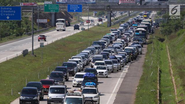 Pemudik Mulai Padati Tol Cipali