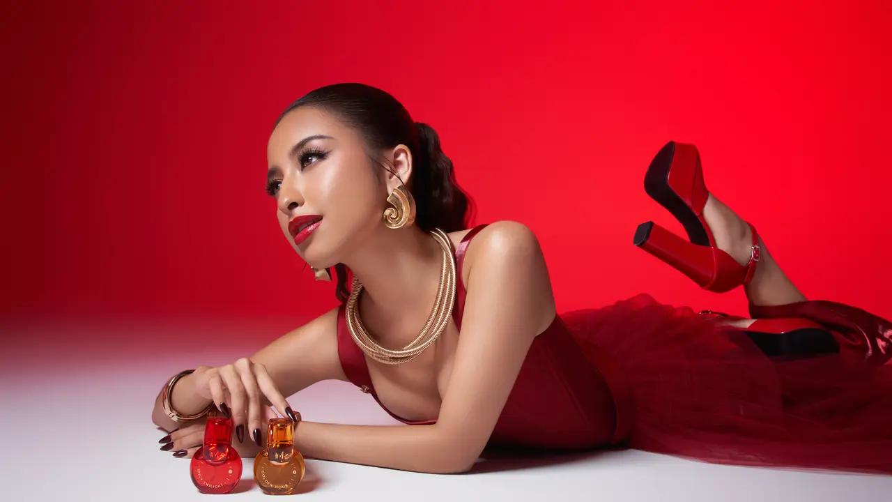 Dua Sisi Persona Jennifer Coppen dalam Aroma Parfum Love Magnet