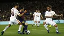 Striker Barcelona, Lionel Messi, berusaha melewati pemain AS Roma pada laga leg pertama perempat final Liga Champions di Stadion Camp Nou, Rabu (4/4/2018). Barcelona menang 4-1 atas AS Roma. (AFP/Manu Fernandez)