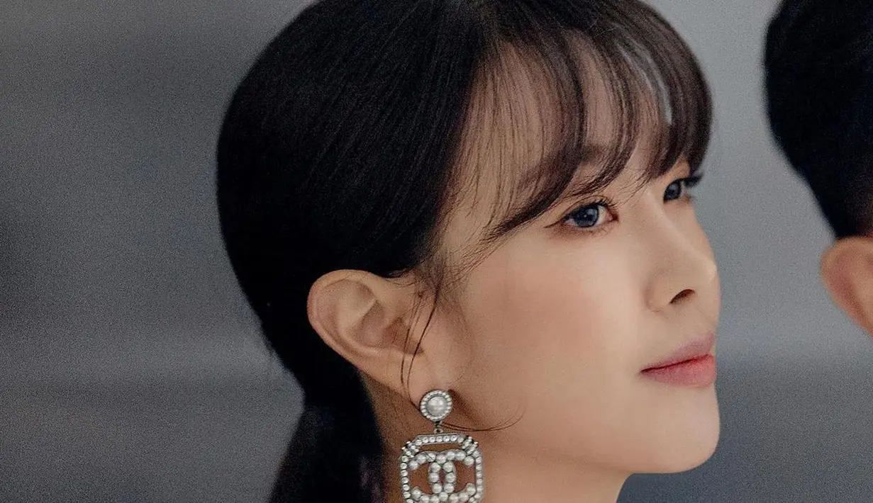 Dalam unggahan ini, Go Won Hee juga membagikan beberapa foto yang memperlihatkan dirinya dengan gaun, termasuk baju pengantin. (FOTO: instagram.com/go_wonhee/)