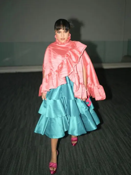 Ketika hadiri Gala Premiere, Marshanda tampil bergaya ala cewek kue dengan colorful outfit.