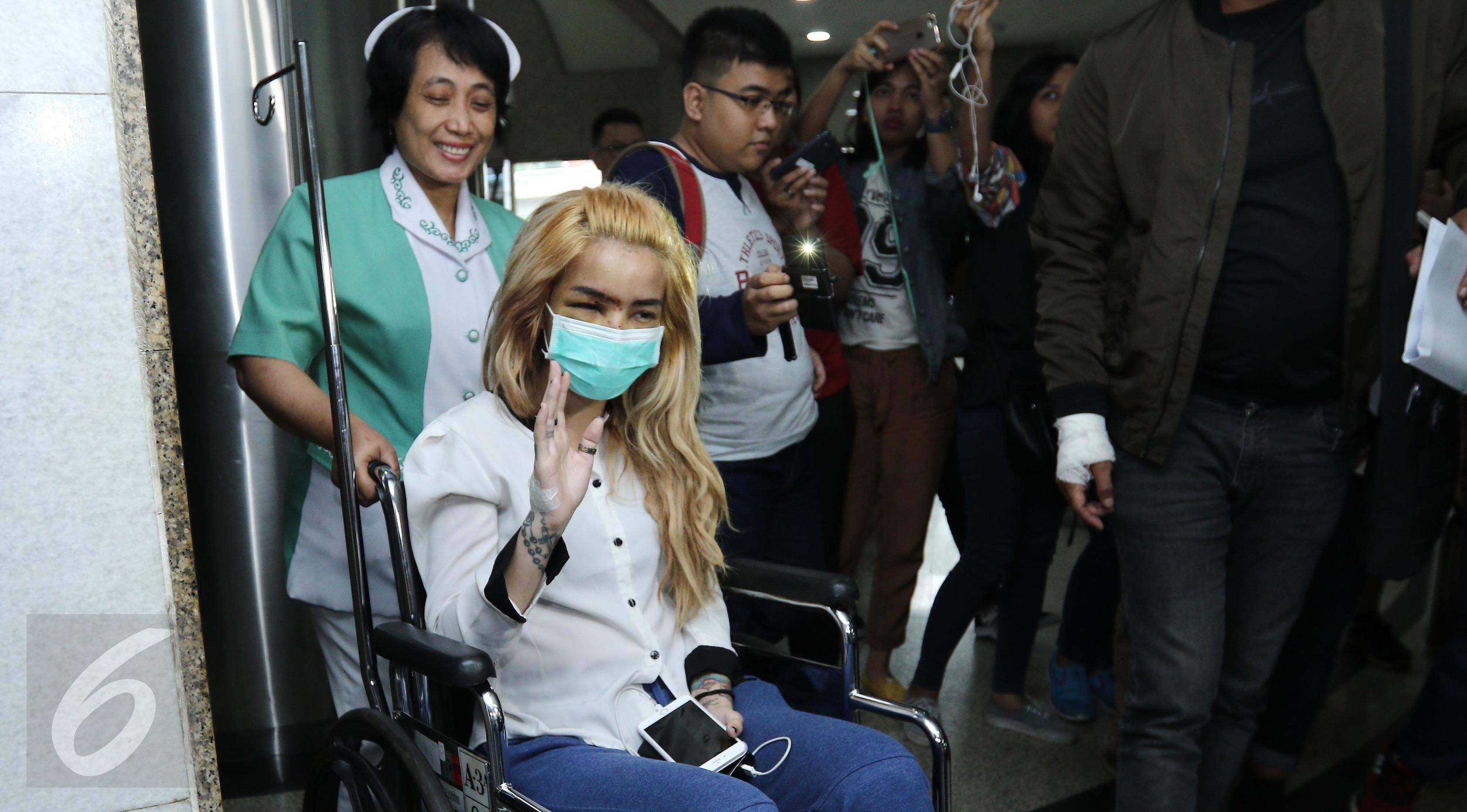 Aktris peran Sheila Marcia menggunakan kursi roda saat akan meninggalkan Rumah Sakit Medistra, Jakarta, Selasa (9/5). Sebelumnya Sheila harus menjalani perawatan setelah terlibat kecelakaan mobil di kawasan Gatot Soebroto. (Liputan6.com/Herman Zakharia)