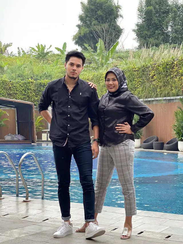 6 Potret Kenangan Elly Sugigi dan Aher yang Resmi Cerai, Disebut Ada Orang Ketiga