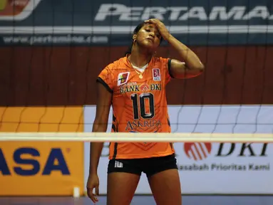 Pemain putri Jakarta Bank DKI, Dayesi Masso C memegang kepala saat berlaga melawan PGN Popsivo di Pertamina Proliga 2015 di Hall A GBK Senayan, Jakarta, (20/3/2015). Jakarta Bank DKI kalah 0-3 dari Jakarta PGN Popsivo. (Liputan6.com/Helmi Fithriansyah)