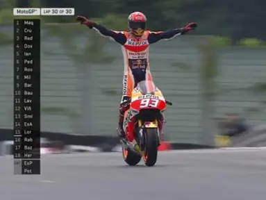 Pebalap Repsol Honda, Marc Marquez, mempertahankan dominasinya di Sirkuit Sachsenring setelah memenangi balapan MotoGP Jerman, Minggu (17/7/2016). Marquez menyentuh garis finis dengan torehan waktu 47 menit 3,239 detik. (Bola.com/Twitter/MotoGP)