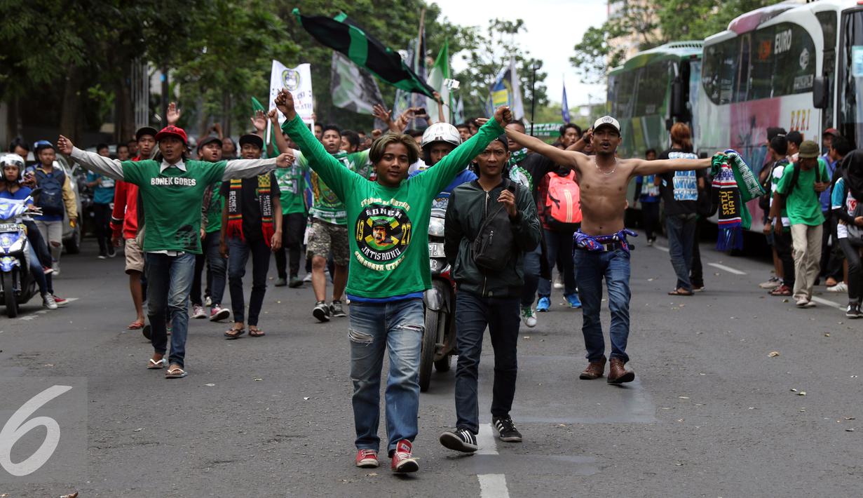 Pendukung Persebaya berjalan sambil bersorak merayakan kembalinya klub mereka ke kompetisi PSSI di Jalan Padjajaran, Bandung, Minggu (8/1). Berdasar putusan Kongres PSSI 2017, Persebaya 1927 kembali ke divisi utama. (Liputan6.com/Helmi Fithriansyah)