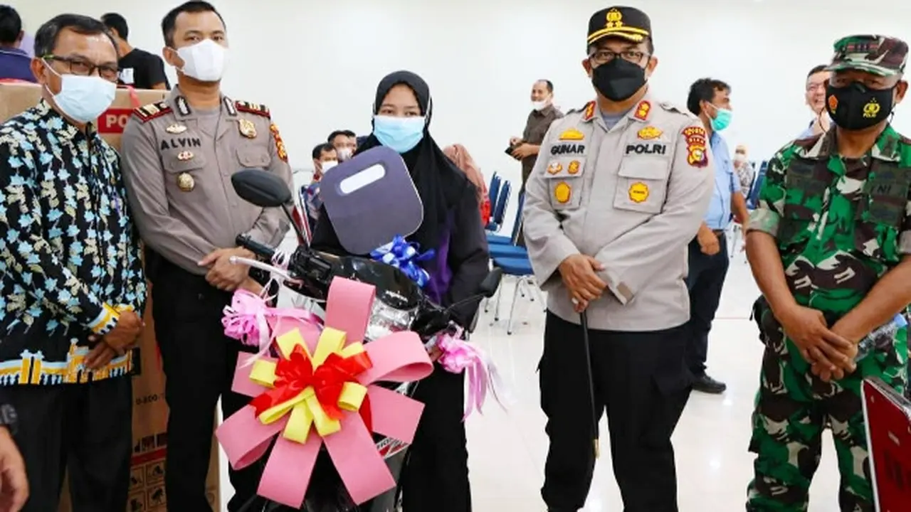 Warga Kabupaten Siak yang mendapatkan hadiah sepeda motor usai kegiatan vaksinasi.