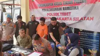 Polisi menangkap KP alias K, seorang pria berusia 50 tahun karena terlibat dalam pengedaran narkoba jenis sabu. (Merdeka.com)