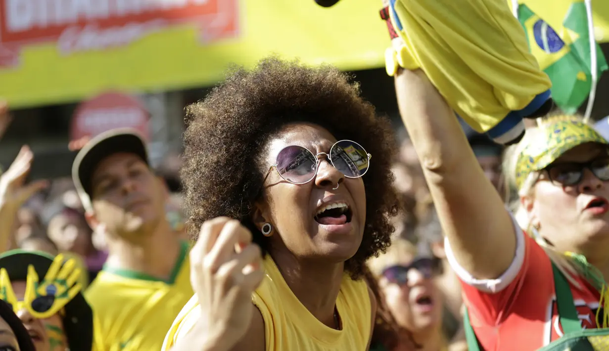 Ekspresi fans cantik Brasil setelah timnya membobol gawang Kosta Rika pada laga grup E Piala Dunia 2018 di Rio de Janeiro, Brasil, (22/6/2018). Brasil menang 2-0. (AP/Silvia Izquierdo)