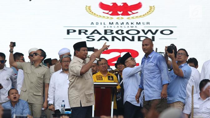 Capres nomor urut 02, Prabowo Subianto saat berorasi di depan pendukungnya di area Stadion Pakansari, Kab Bogor, Jumat (29/3). Kampanye terbuka itu dihadiri sejumlah tokoh partai politik yang tergabung dalam Koalisi Indonesia Adil Makmur. (Liputan6.com/Helmi Fithriansyah)