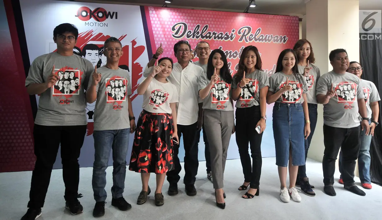 Relawan Jokowimotion berpose saat deklarasi dukungan Jokowi-Ma'ruf Amin, Jakarta, Minggu (28/10). Lewat 'Sumpah Pemuda Jilid Milenial', relawan Jokowimotion menyatakan dukungan terhadap Jokowi-Ma'ruf Amin dalam Pilpres 2019. (Merdeka.com/Iqbal S. Nugroho)