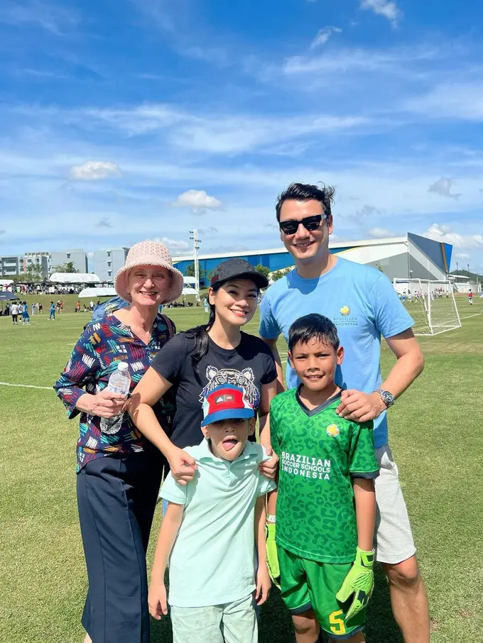 Titi Kamal dan Christian Sugiono dukung anak (Instagram/titi_kamall)