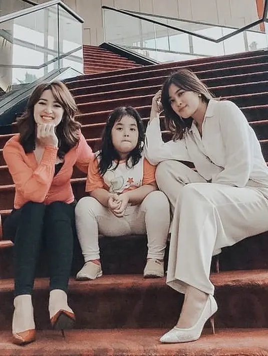 <p>Saat nongkrong bersama, Rosiana tampil dengan mengenakan atasan long slevee orange dipadukan dengan inner hitam serasi dengan warna celananya. Sedangkan sang kaka tampil serba putih dari atasan kemenja hingga celananya.&nbsp;@sarifahdewi</p>