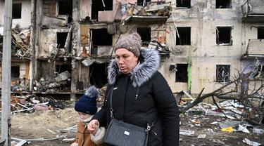 Bangunan Pemukiman Warga Kota Kyiv Hancur Dihantam Invasi Rusia