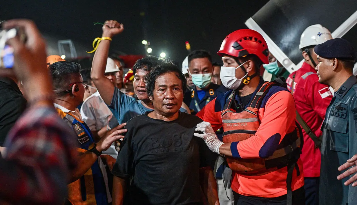 Korban selamat  kebakaran KM Mutiara Sentosa II setibanya di Dermaga Jamrud Utara, Pelabuhan Tanjung Perak, Surabaya, Jawa Timur, Senin (3/8/2026).  (AFP/ Juni Kriswanto)