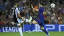Bek Juventus, Mehdi Benatia, membuang bola dari kejaran bintang Barcelona, Lionel Messi, pada laga Liga Champions di Stadion Camp Nou, Katalonia, Selasa (12/9/2012). Barcelona menang 3-0 atas Juventus. (AFP/Lluis Gene)