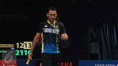 Tunggal putra Indonesia, Sony Dwi Kuncoro tertunduk saat laga melawan pemain Hongkong Hu Yun di 16 besar BCA Indonesia Open, Jakarta, Kamis (2/6). Sony kalah 12-21, 15-21, 16-21. (Liputan6.com/Helmi Fithriansyah)