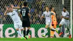 Striker Juventus, Marko Pjaca (kiri) merayakan gol ke gawang Porto pada leg pertama babak 16 besar Liga Champions di Estadio do Dragao, Porto, Rabu (22/2). Pjaca datang dari bangku cadangan untuk mencetak gol pertamanya bagi Juve. (MIGUEL RIOPA/AFP)