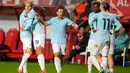 Pemain Lazio merayakan gol yang dicetak Gustav Isaksen (kedua kiri) pada laga lanjutan Liga Europa 2024/2025 melawan Twente di stadion De Grolsch Veste di Enschede, Belanda, Kamis 24 Oktober 2024 atau Jumat 25 Oktober 2024 dini hari WIB. (AP Photo/Peter Dejong)