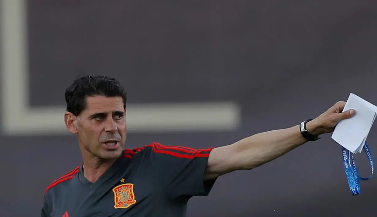 Pelatih baru timnas Spanyol, Fernando Hierro memberi isyarat selama sesi latihan skuatnya di Krasnodar, Rusia, Rabu (13/6). Hierro resmi ditunjuk Federasi Spanyol menggantikan posisi Julen LLopetegui yang dipecat H-1 jelang Piala Dunia (AP/Manu Fernandez)