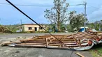 Gambar selebaran ini diambil dan dirilis pada 4 Maret 2023 oleh Jean-Baptiste Jeangène Vilmer, Duta Besar Prancis untuk Vanuatu dan Kepulauan Solomon, menunjukkan puing-puing di jalan di Port Vila. Negara Pasifik Vanuatu berada dalam keadaan darurat pada 3 Maret, setelah dua gempa bumi dan dua topan melanda dalam beberapa hari. (Jean-Baptiste Jeangène Vilmer / FRENCH EMBASSY VANUATU / AFP)