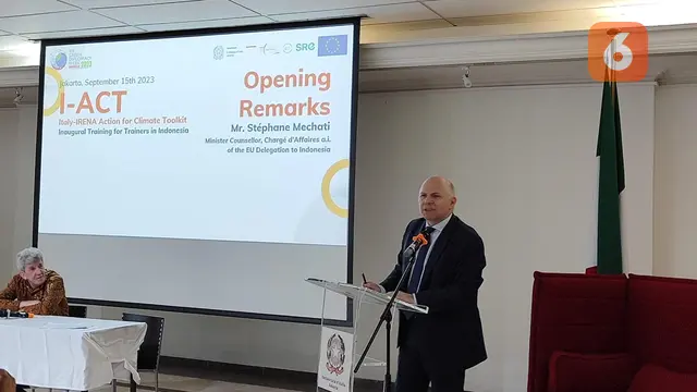 Stephane Mechati, Delegasi Uni Eropa untuk Indonesia, menyampaikan sambutannya dalam acara Italy-IRENA Action for Climate Toolkit (I-ACT), Jumat (15/9/2023).