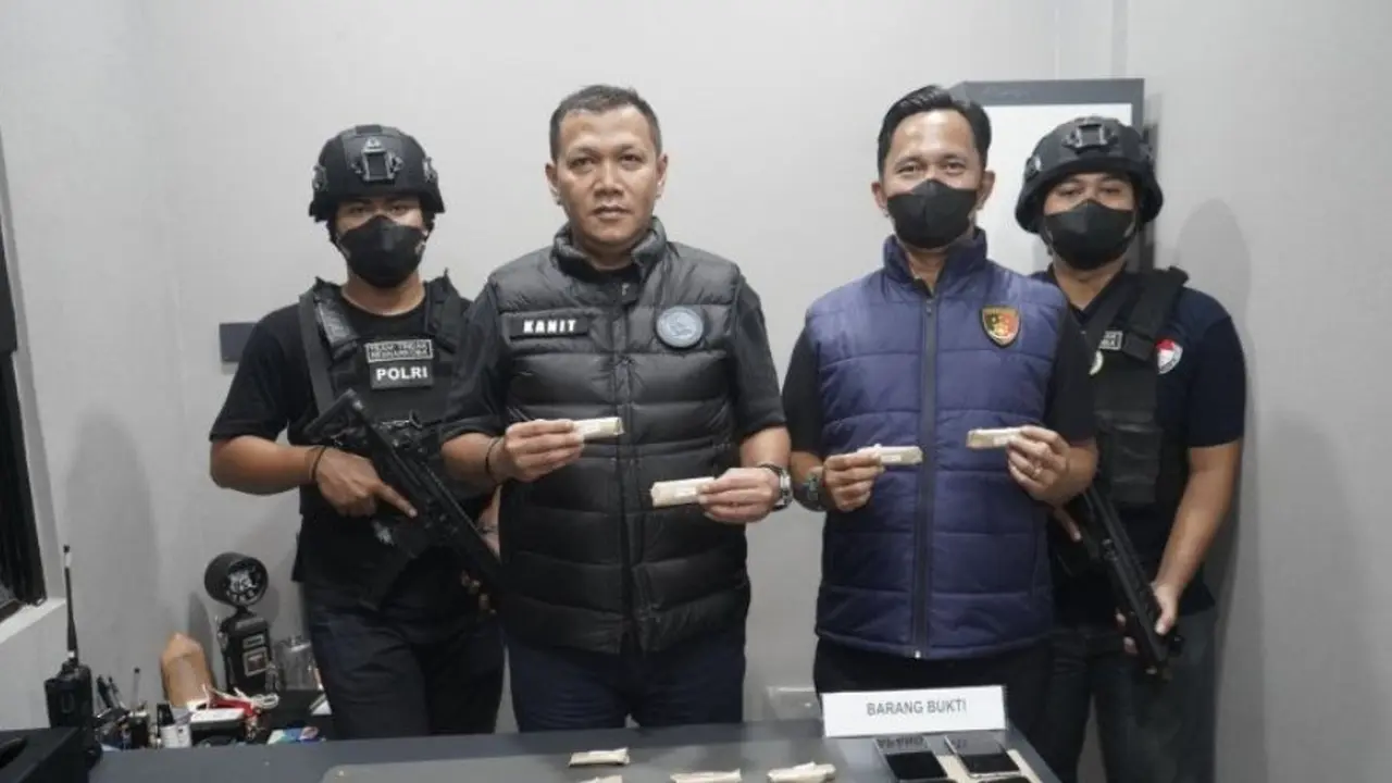 Kanit 1 Subdit 3 Ditresnarkoba Polda Metro Jaya AKP Arie Purwanto bersama barang bukti yang ganja seberat 107,17 gram yang disembunyikan di dalam drum pakan ikan.