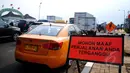 Marka jalan yang berisi tentang informasi pengerjaan proyek Mass Rapid Transit (MRT) di kawasan Lebak Bulus, Jakarta, Senin (23/3/2015). (Liputan6.com/Yoppy Renato) 