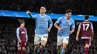 Gelandang Man City, Phil Foden (kedua dari kiri), merayakan gol yang dicetaknya ke gawang Aston Villa dalam laga pekan ke-31 Premier League di Etihad Stadium, Kamis (4/4/2024) dini hari WIB. Phil Foden mencetak hattrick dalam kemenangan 4-1 yang diraih Man City pada pertandingan ini. (Paul ELLIS / AFP)