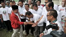Ketua Umum PKB Muhaimin Iskandar disambut relawan saat tiba menghadiri Deklarasi JOIN di Jakarta, Selasa (10/4). Muhaimin datang ke posko mengenakan jaket merah dan disambut yel-yel dukungan dari relawan. (Merdeka.com/Iqbal S Nugroho)