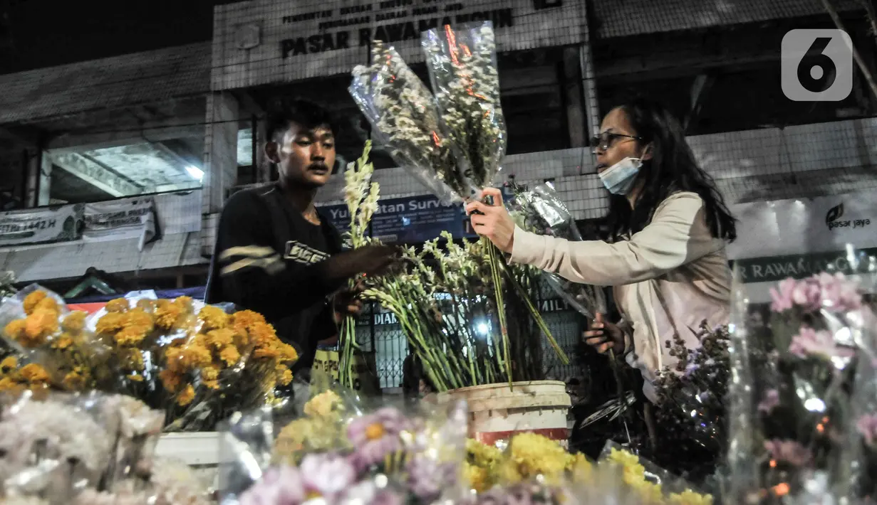 Warga memilih bunga hias di Pasar Rawamangun, Jakarta, Rabu (12/5/2021). Berburu bunga hias seperti sedap malam dan krisan merupakan salah satu tradisi warga muslim di Ibu Kota untuk digunakan sebagai penghias rumah saat perayaan Idul Fitri. (merdeka.com/Iqbal S. Nugroho)