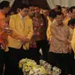 Wakil Presiden Jusuf Kalla (tengah) didampingi Ketum Golkar Airlangga Hartarto saat menghadiri penutupan Munaslub Golkar di Jakarta, Rabu (20/12). Jusuf Kalla mengenakan batik berwarna emas saat menghadiri acara tersebut. (Liputan6.com/Faizal Fanani)