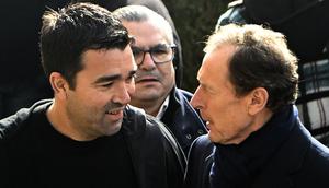 Sports Director F Barcelona, Anderson de Souza Deco (kiri) dan public relations Real Madrid, Emilio Butragueno menghadiri acara penghormatan untuk mendiang mantan presiden FC Porto, Jorge Nuno Pinto da Costa di Stadion Dragao, Porto, Portugal pada 17 Februari 2025. Pinto da Costa, menjabat sebagai presiden FC Porto dari tahun 1982 hingga 2024 dan meninggal dunia pada usia 87 tahun. (AFP/Miguel Riopa)